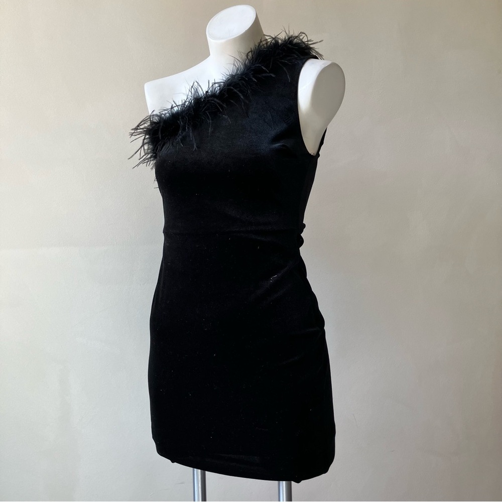 Lulus | Glamorous Flirt Black Velvet Feather One Shoulder Mini Dress